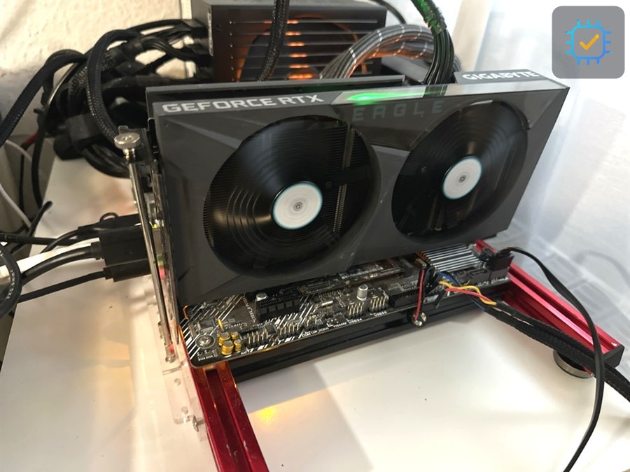 GeForce RTX Grafikkarte im Testaufbau auf der Werkbank für die Fehlerdiagnose