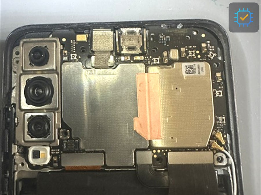 Geöffnetes Huawei-Smartphone mit sichtbarem Mainboard, Kameramodulen und Akku während der Reparatur
