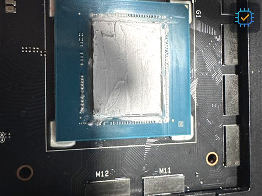 Frisch reballter GPU-Chip mit neuen, gleichmäßigen Lötkugeln in Nahaufnahme