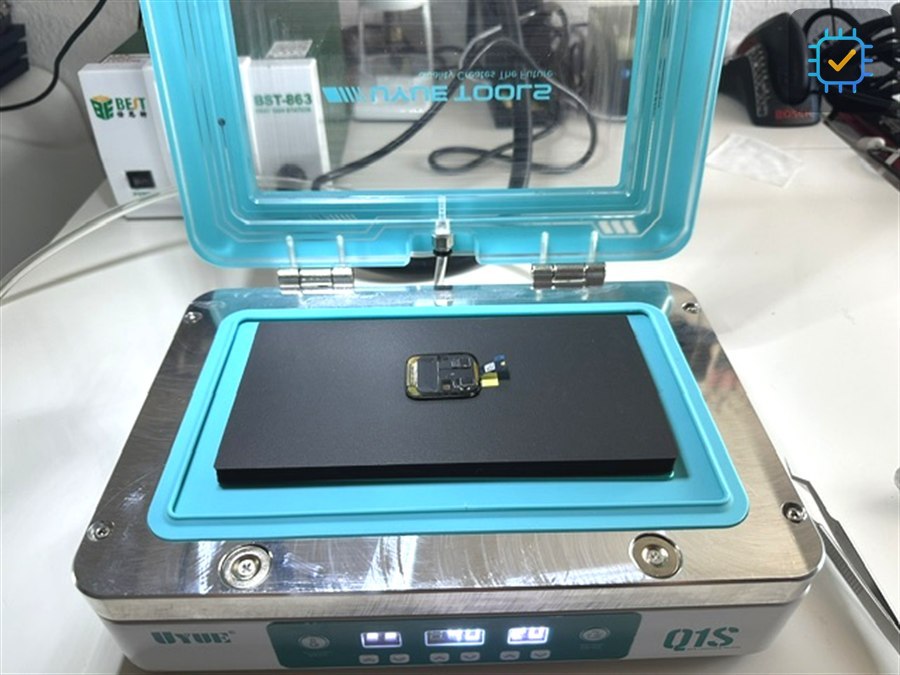 Kleines Bauteil auf einer Q1S-Presse zur Displayverklebung während der Reparatur