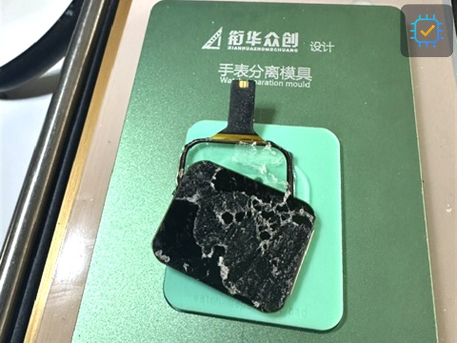 Smartwatch-Rückseite in einer Watch-Separation-Mould-Fixture während der Reparatur