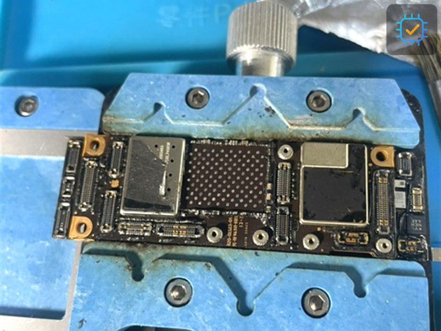 Chip in einer BGA-Reballing-Fixture mit Lötkugel-Schablone, bereit zum Reballing